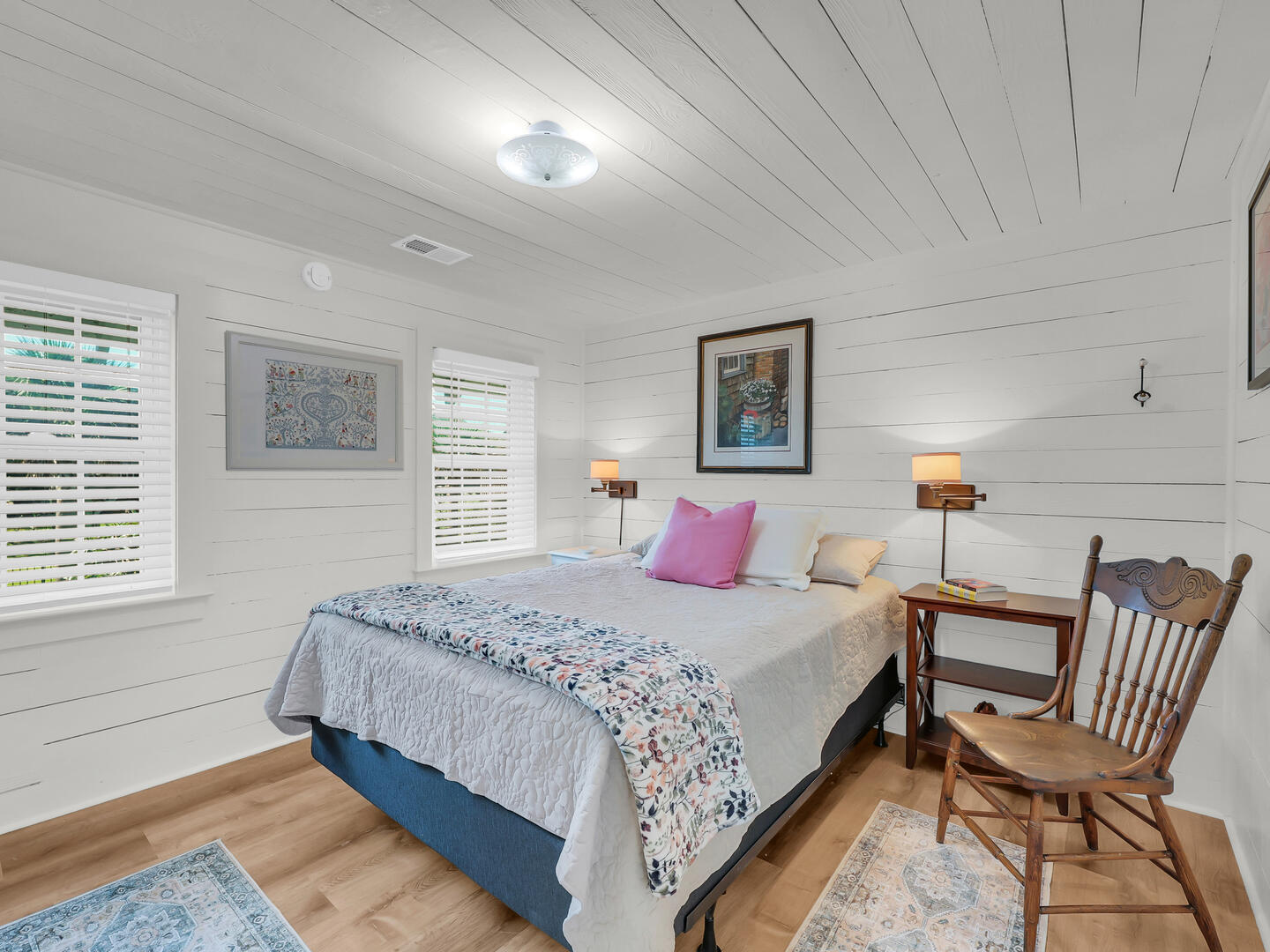 Queen Bee | Photo 17