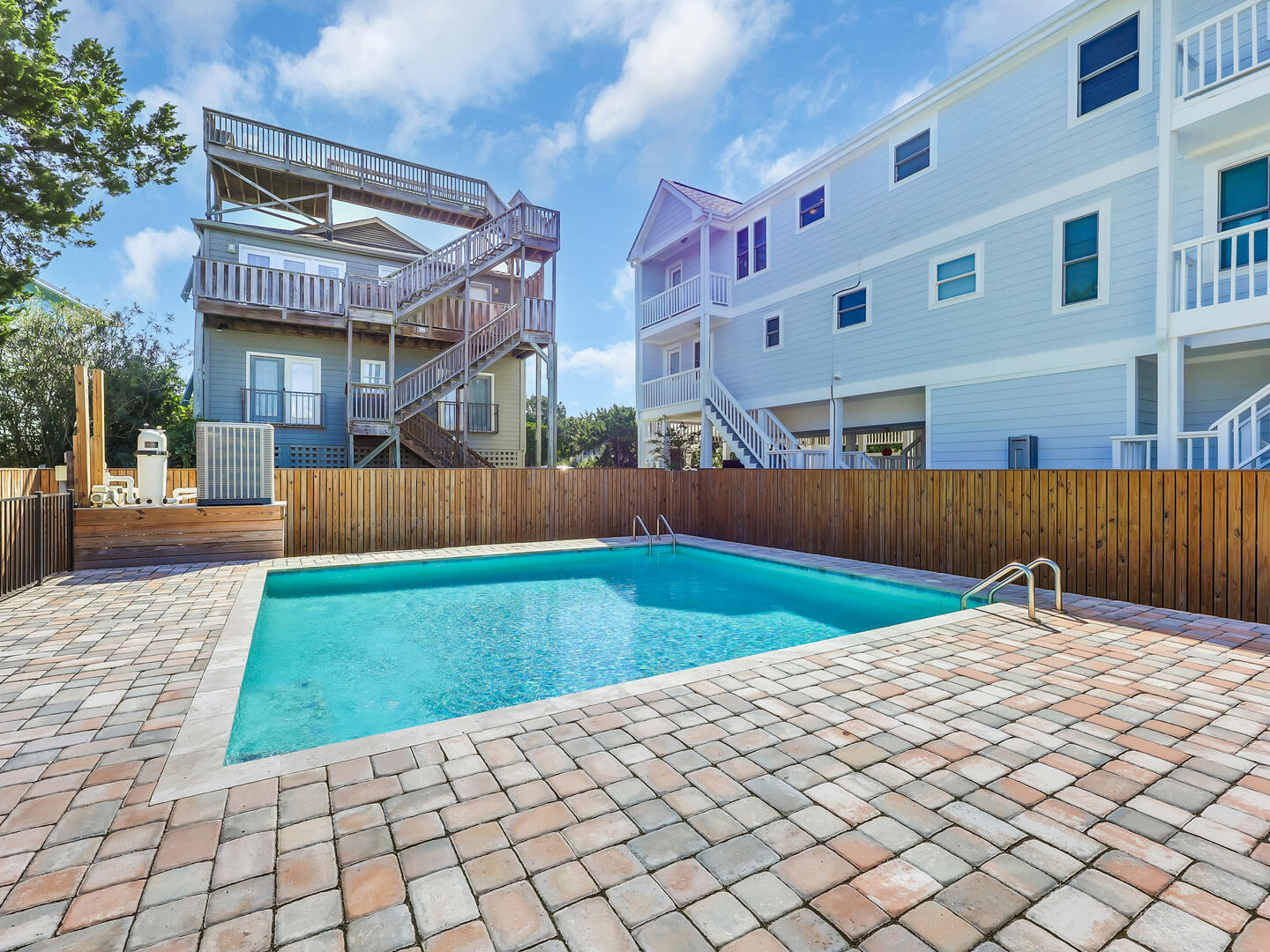 Queen Bee | Photo 21