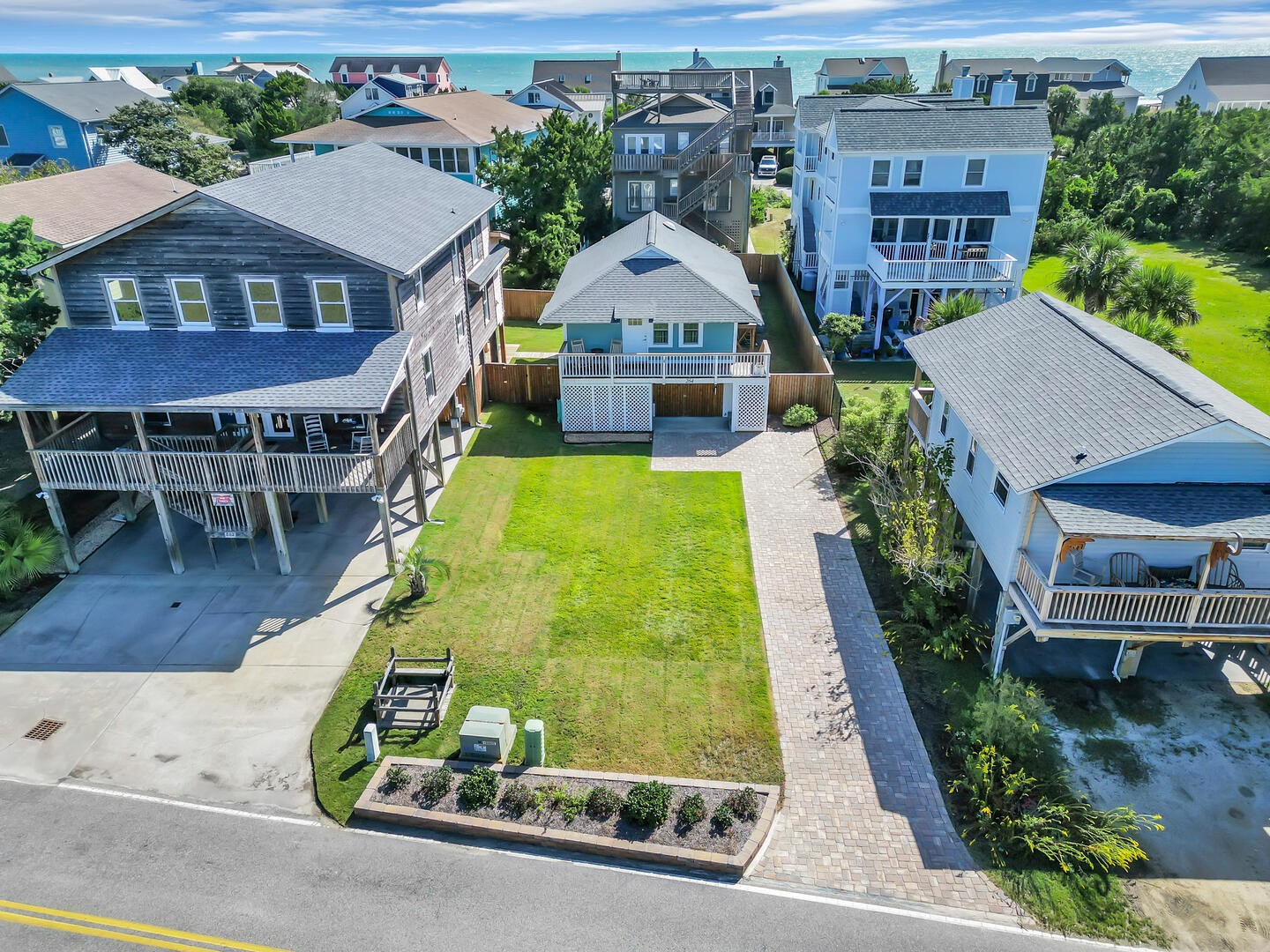 Queen Bee | Photo 24