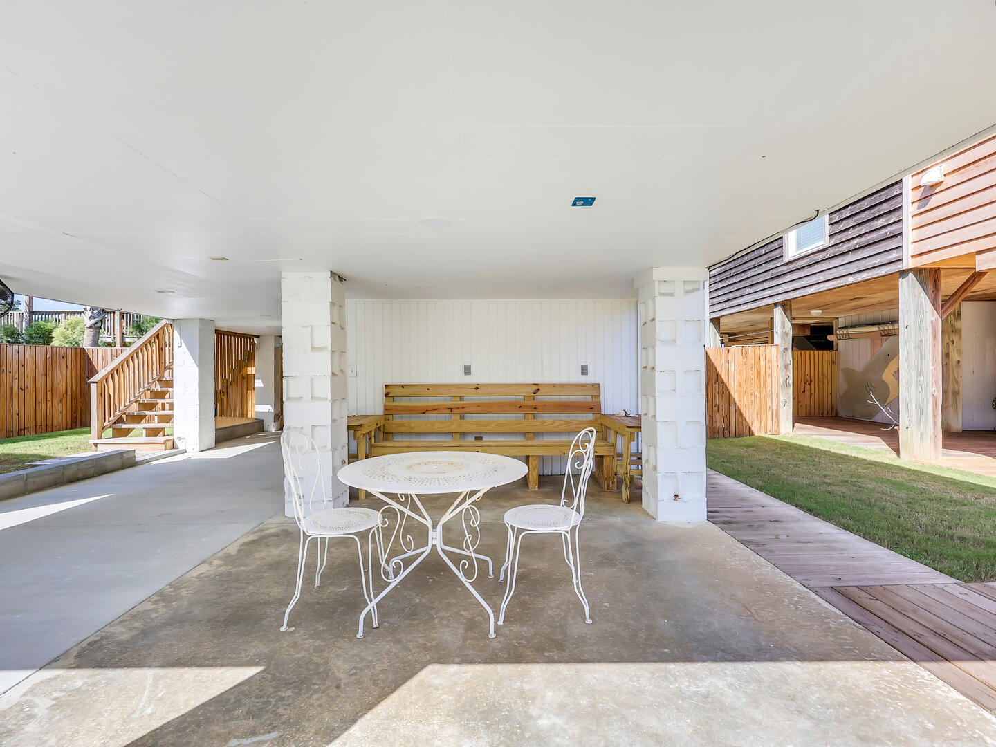 Queen Bee | Photo 23