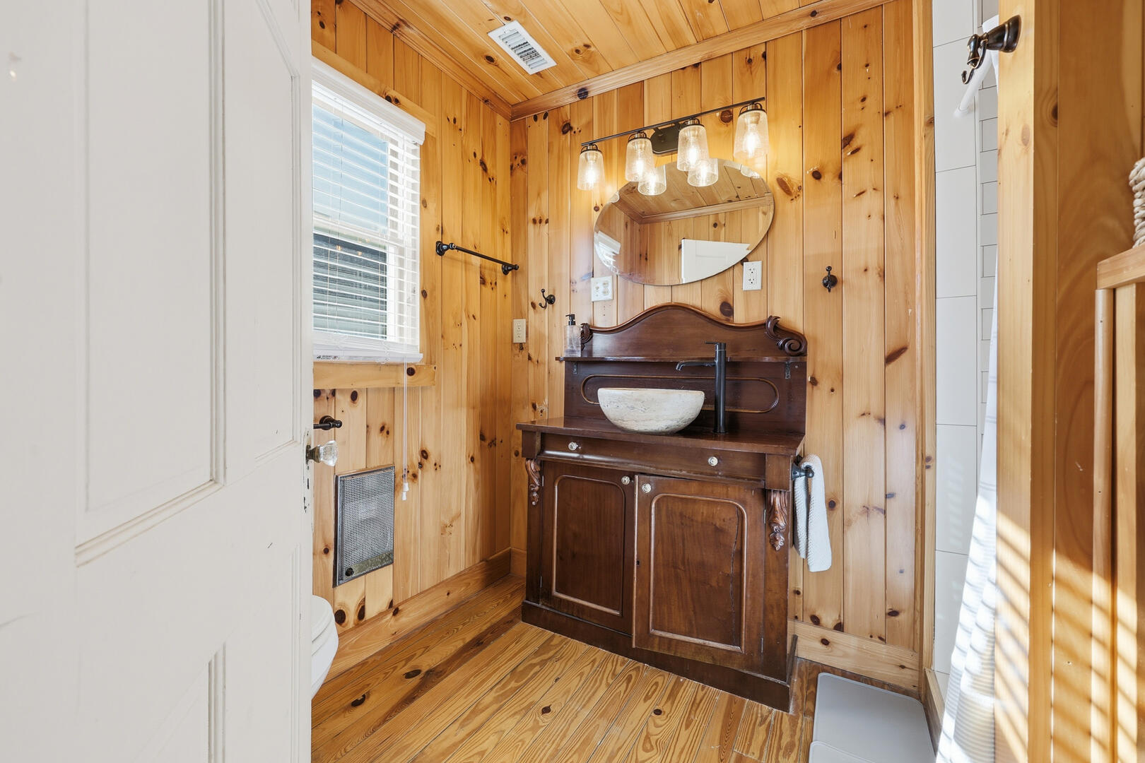 Back of the Moon | Photo 18