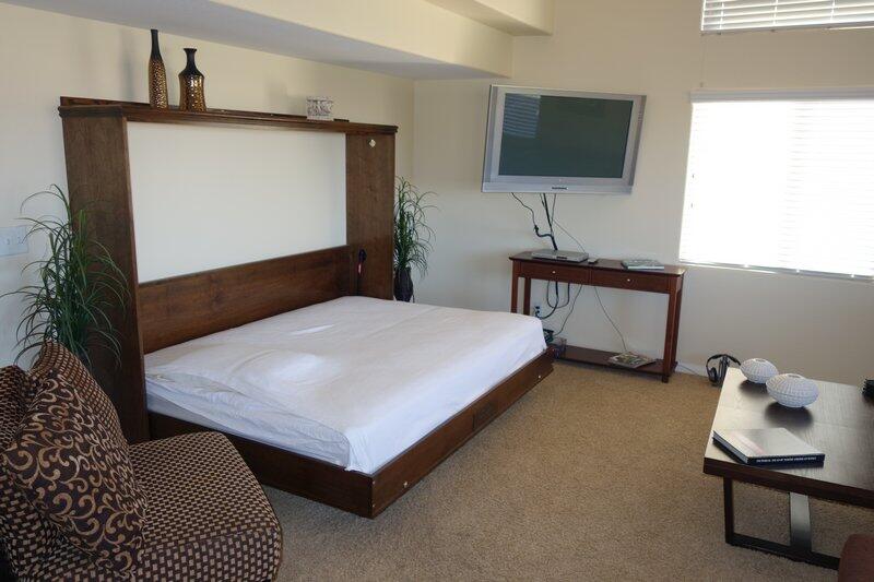 Queen Murphy Living Room