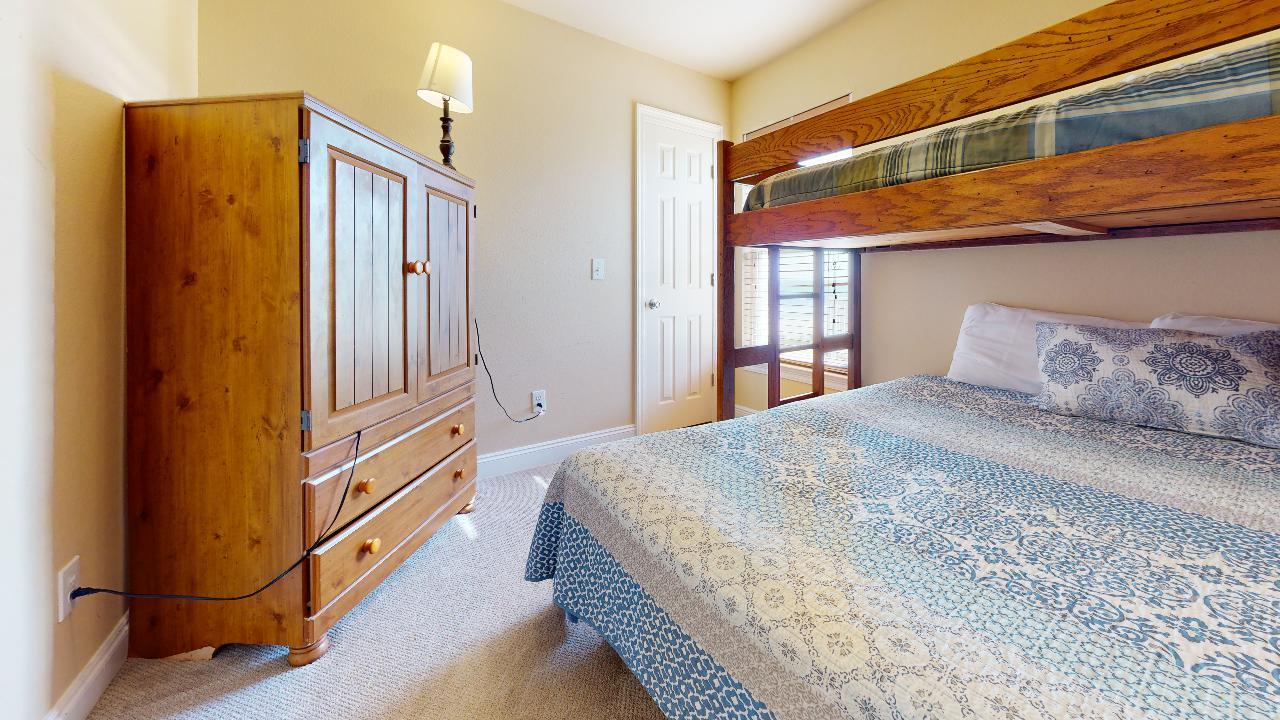 Queen/ Twin bedroom