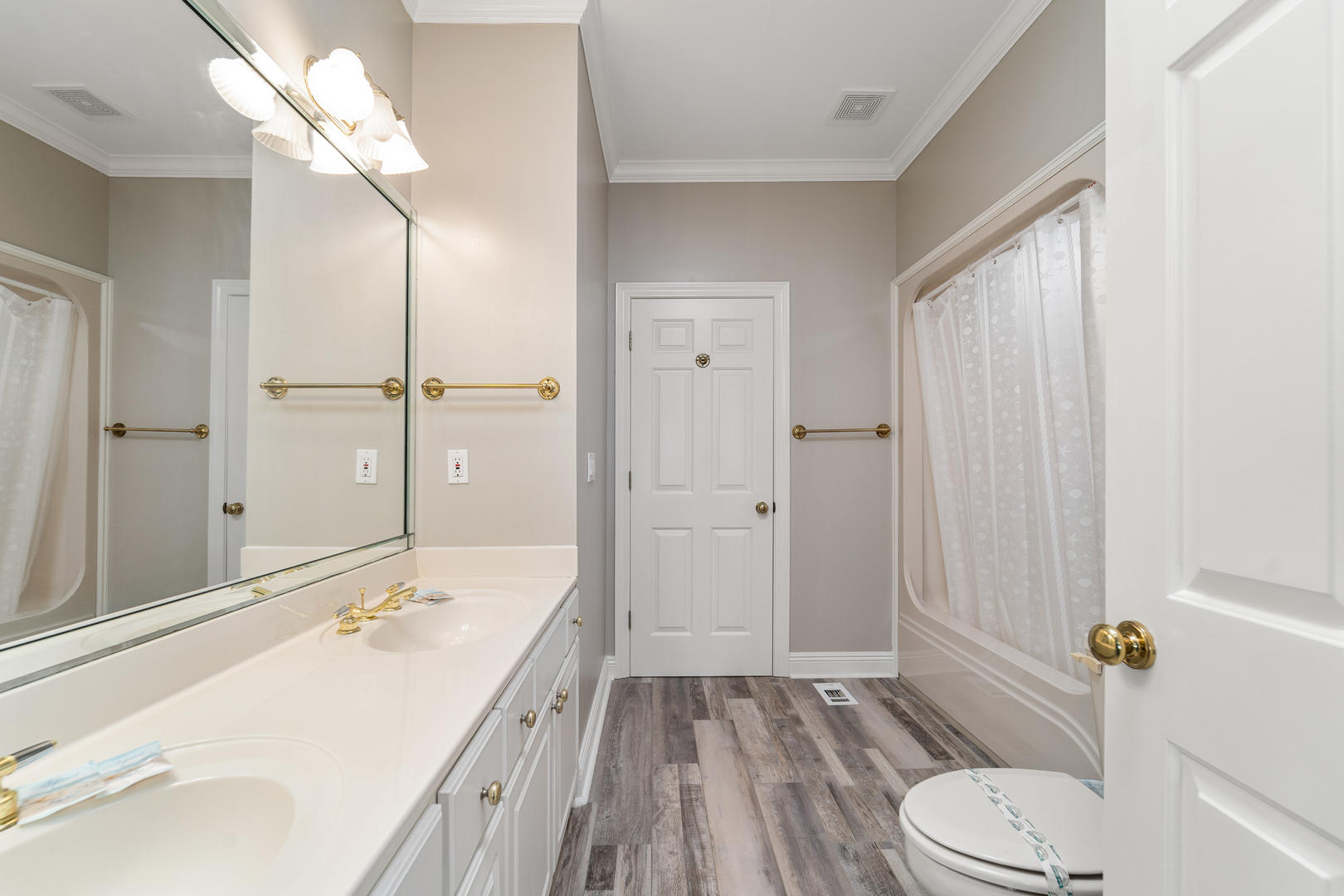 Jack and Jill Bathroom between Bdrm 1-2