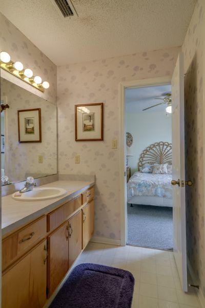 Bathroom 2, Jack & Jill bath between two bedrooms