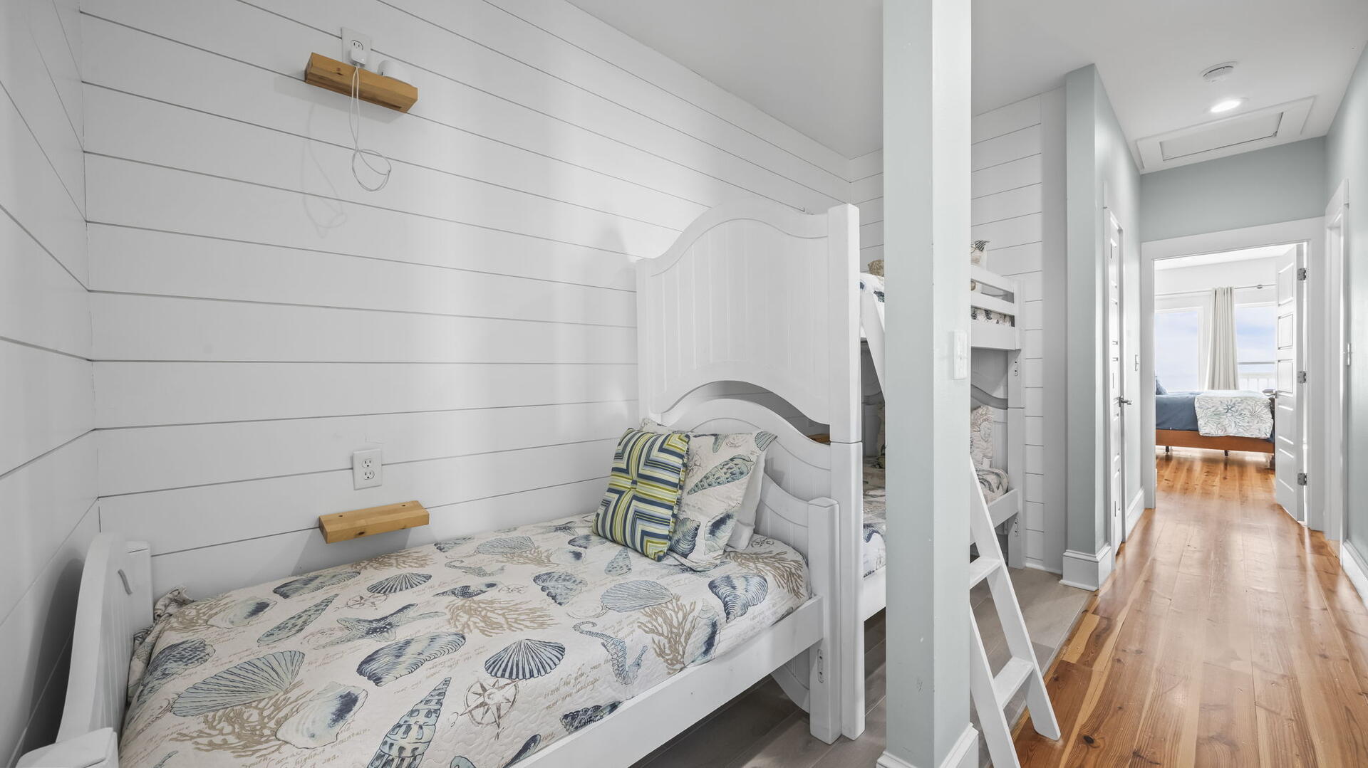 McBeech West | Photo 25