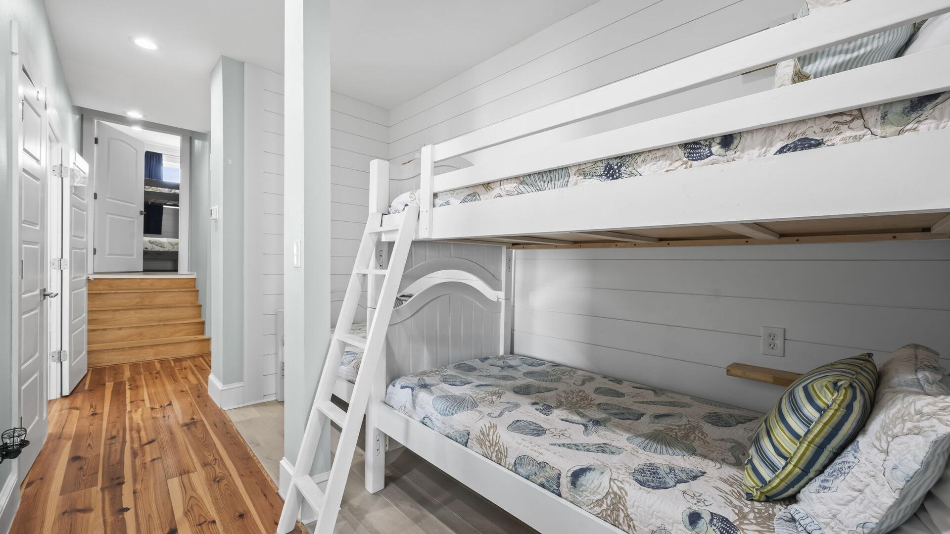 McBeech West | Photo 26