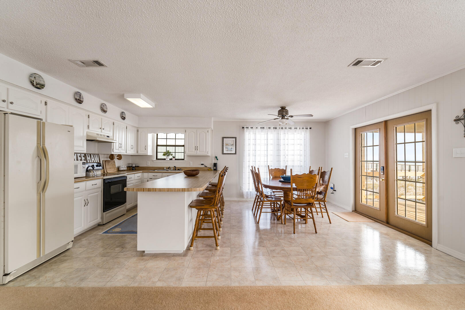 Fully Equipped Kitchen with large bar