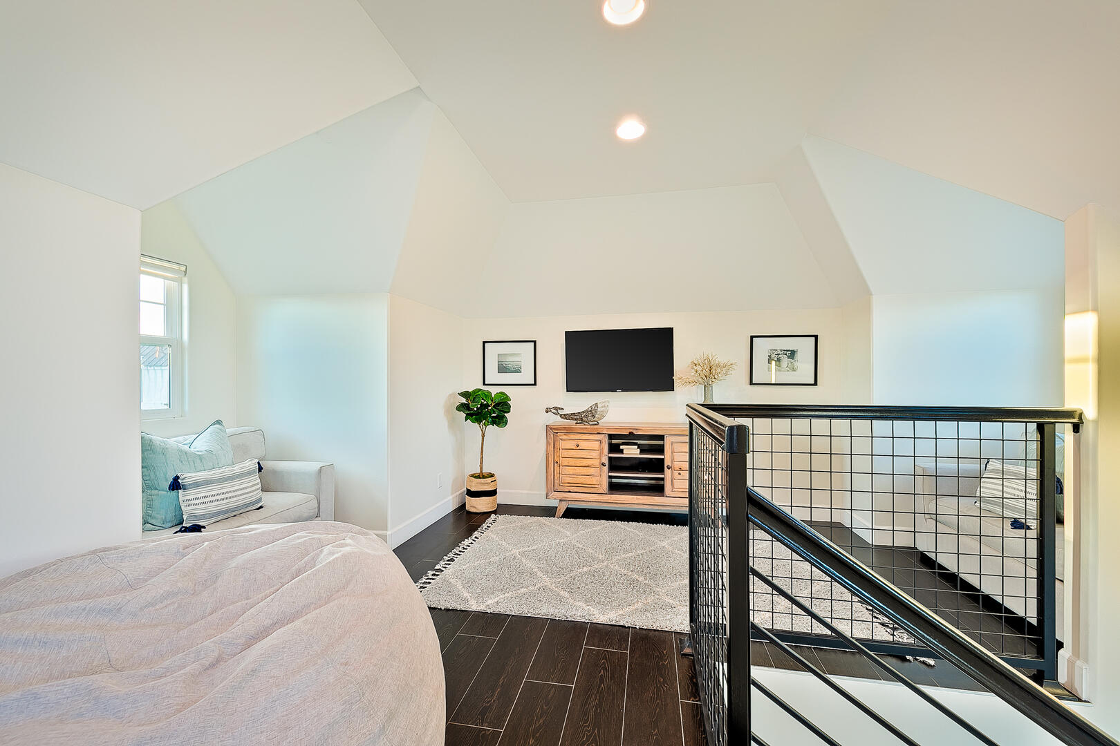 Deluxe Dover Retreat | Photo 33