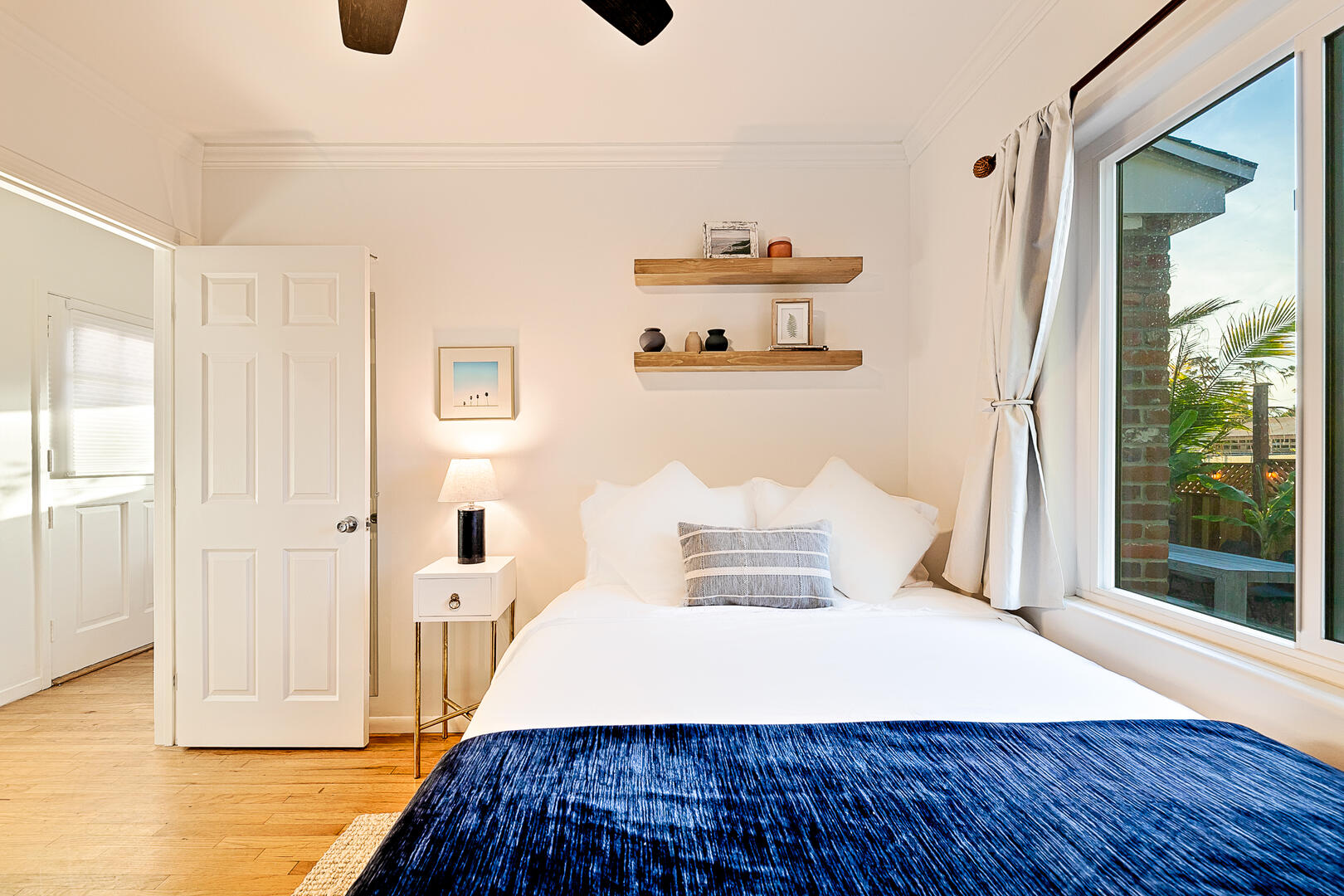 Beachy Bungalow | Photo 18