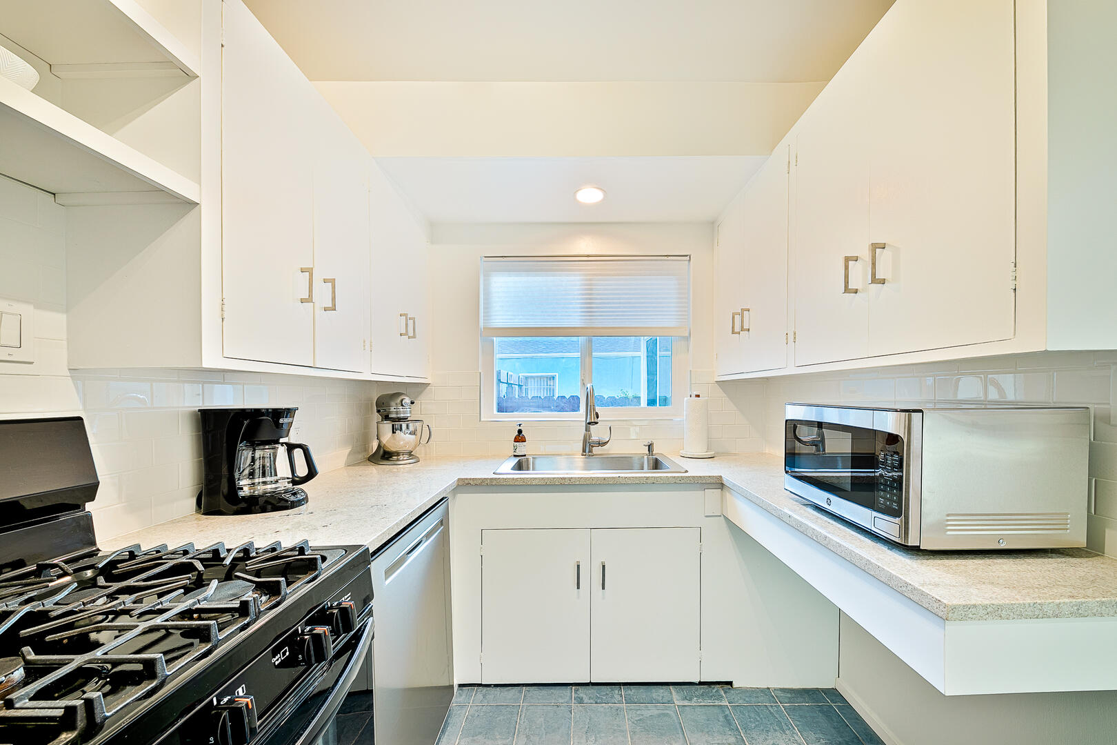 Beachy Bungalow | Photo 15