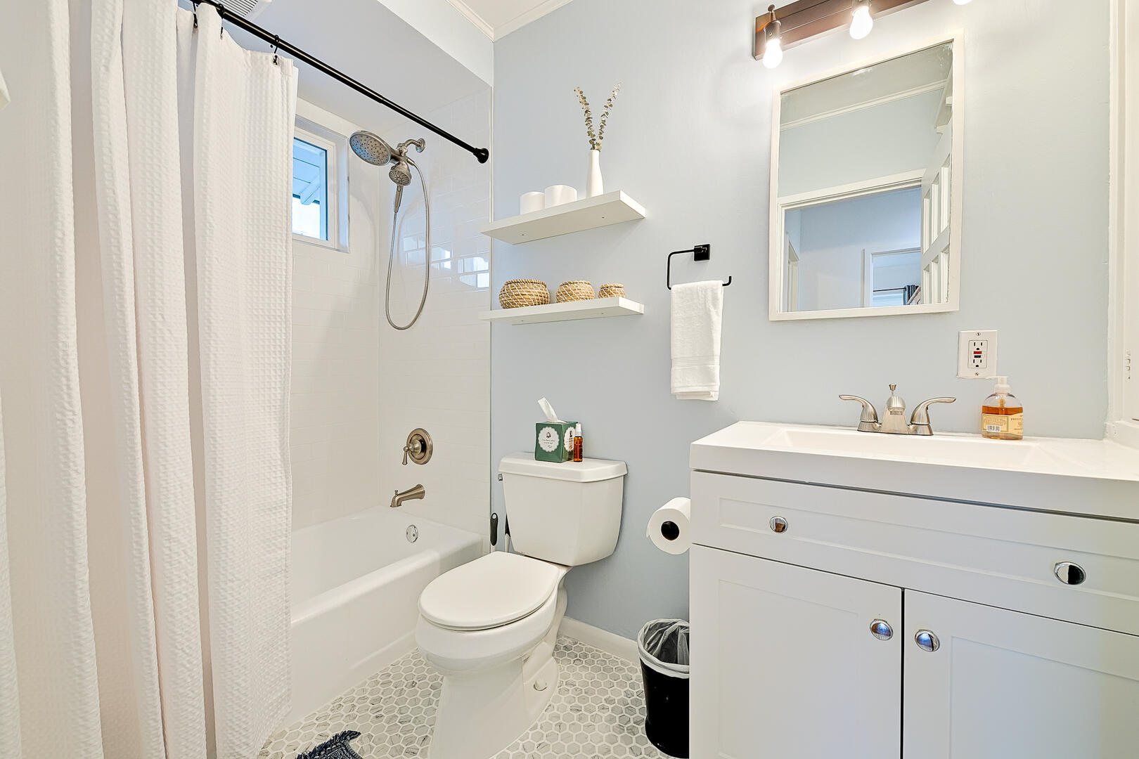 Beachy Bungalow | Photo 20