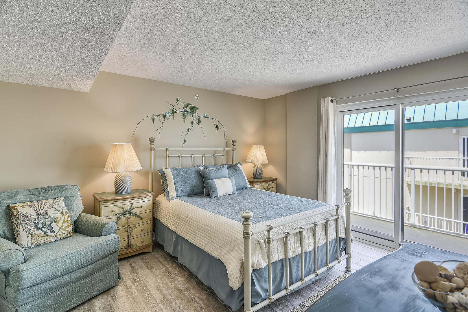 Middle Guest Bedroom w/Private Balcony & Queen Bed