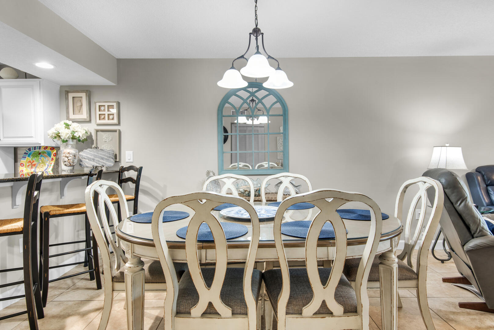 Dining Area w/Ample Seating