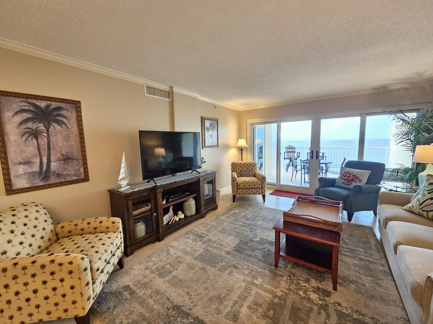 Living Area w/Beachfront View