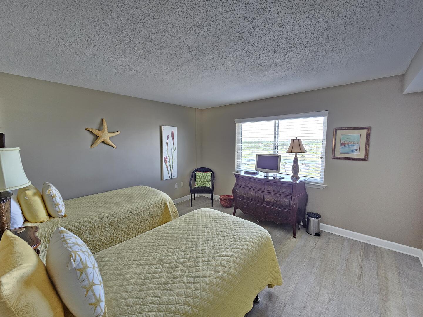 Front Guest Bedroom w/2 Twin Beds