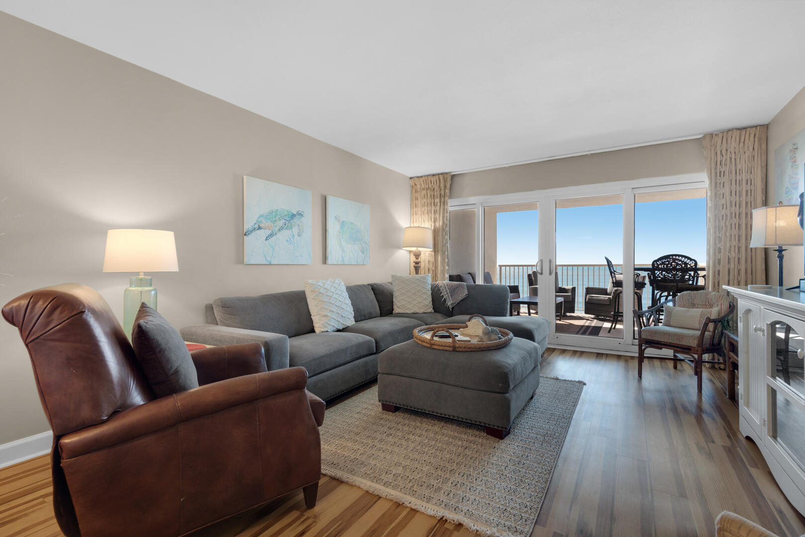 Living Area w/Full Sectional