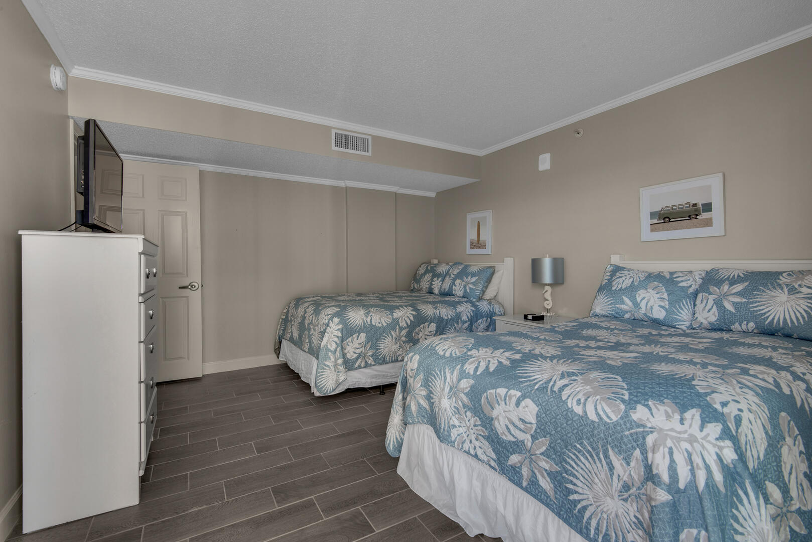 Middle Guest Bedroom w/2 Full Beds