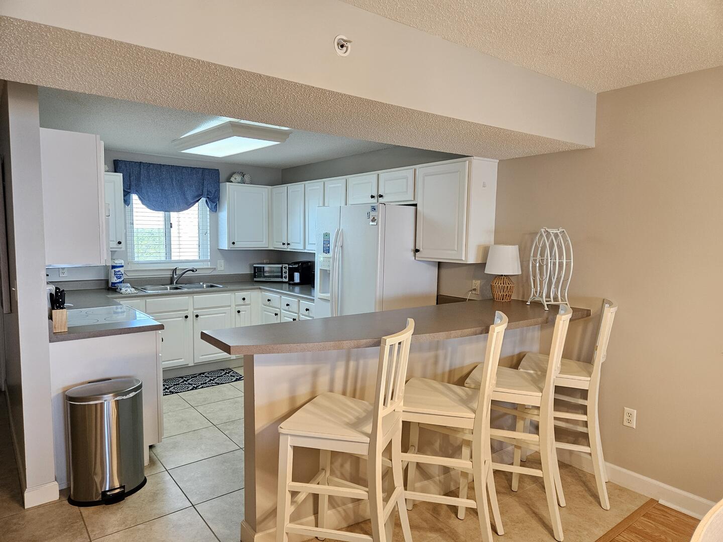 Breakfast Bar/Kitchen