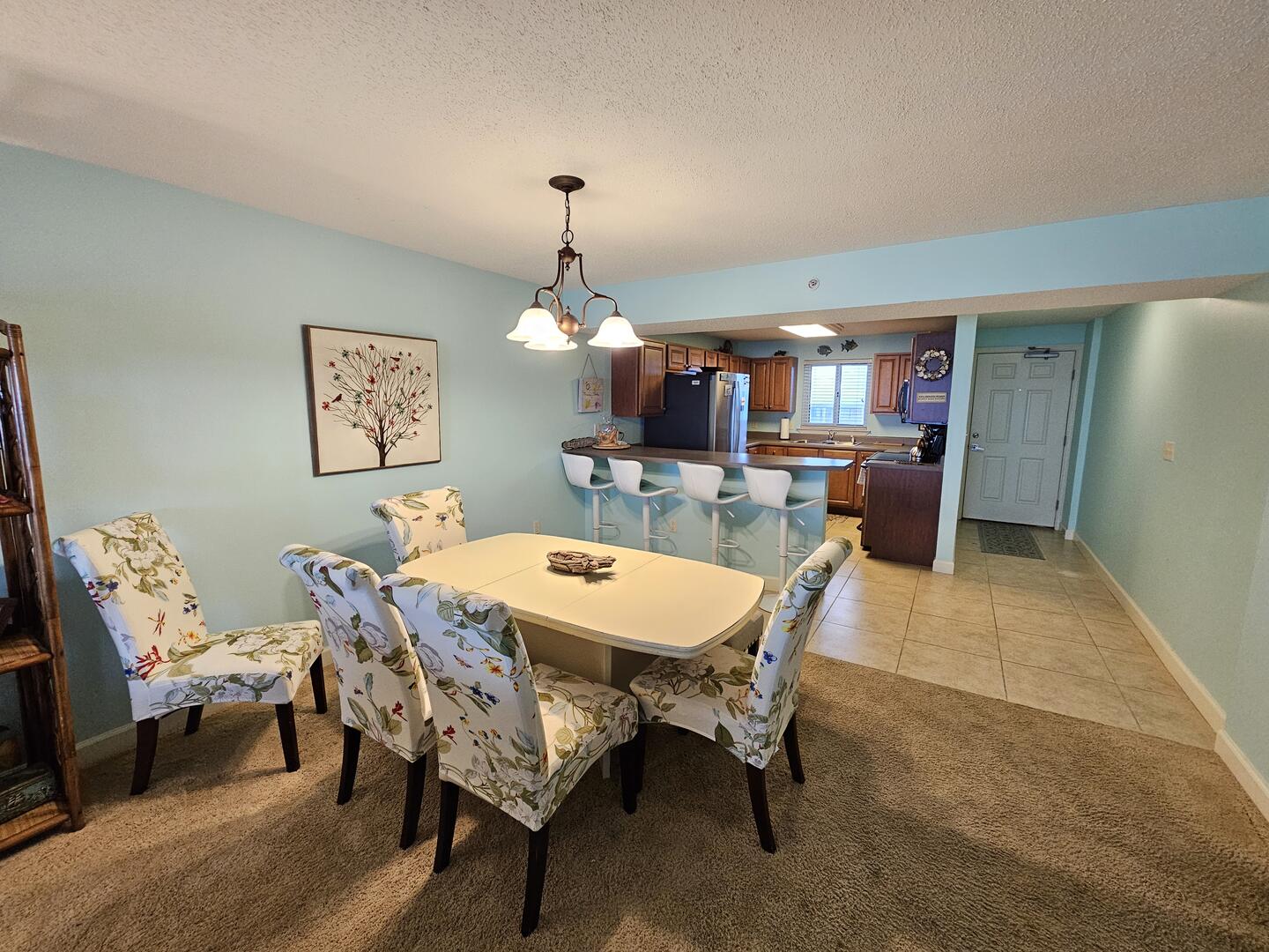 Dining Area w/Breakfast Bar