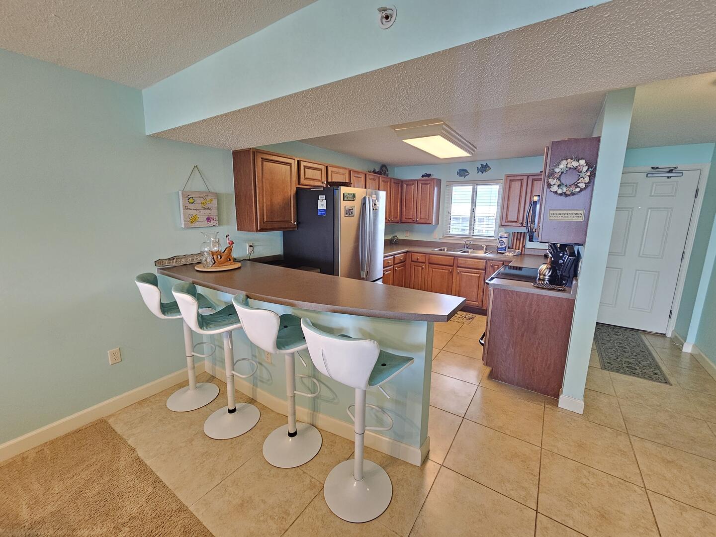 Breakfast Bar/Kitchen