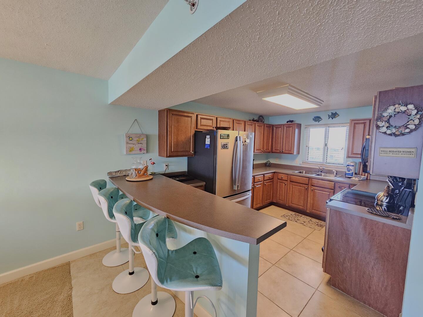 Breakfast Bar/Kitchen
