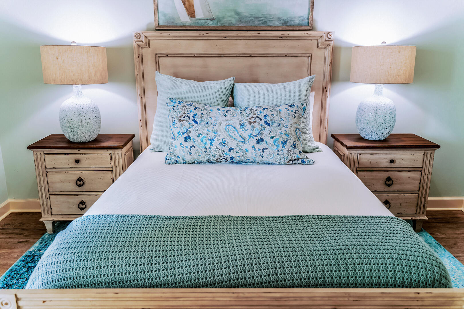 Middle Guest Bedroom w/Queen Bed