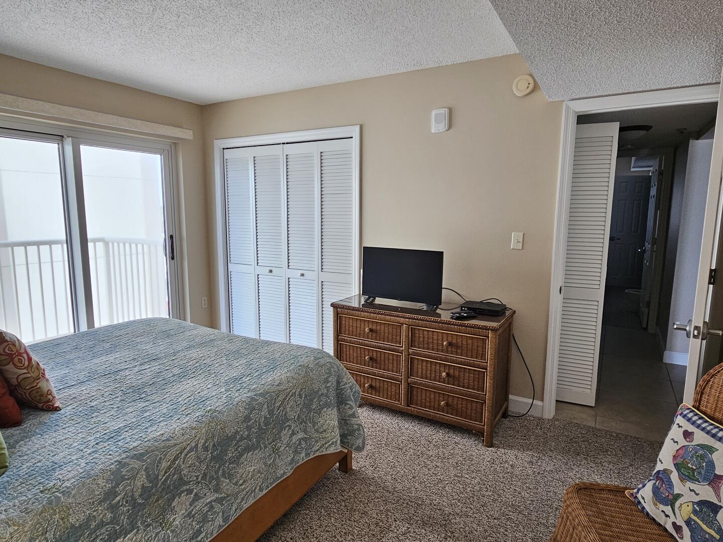 Middle Guest Bedroom, Queen Bed