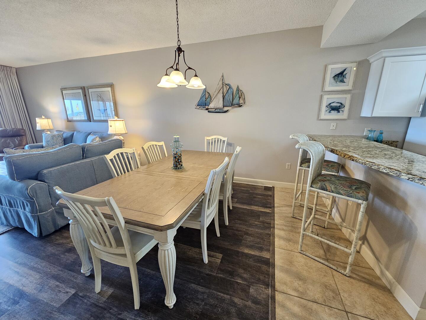 Dining Area w/Breakfast Bar