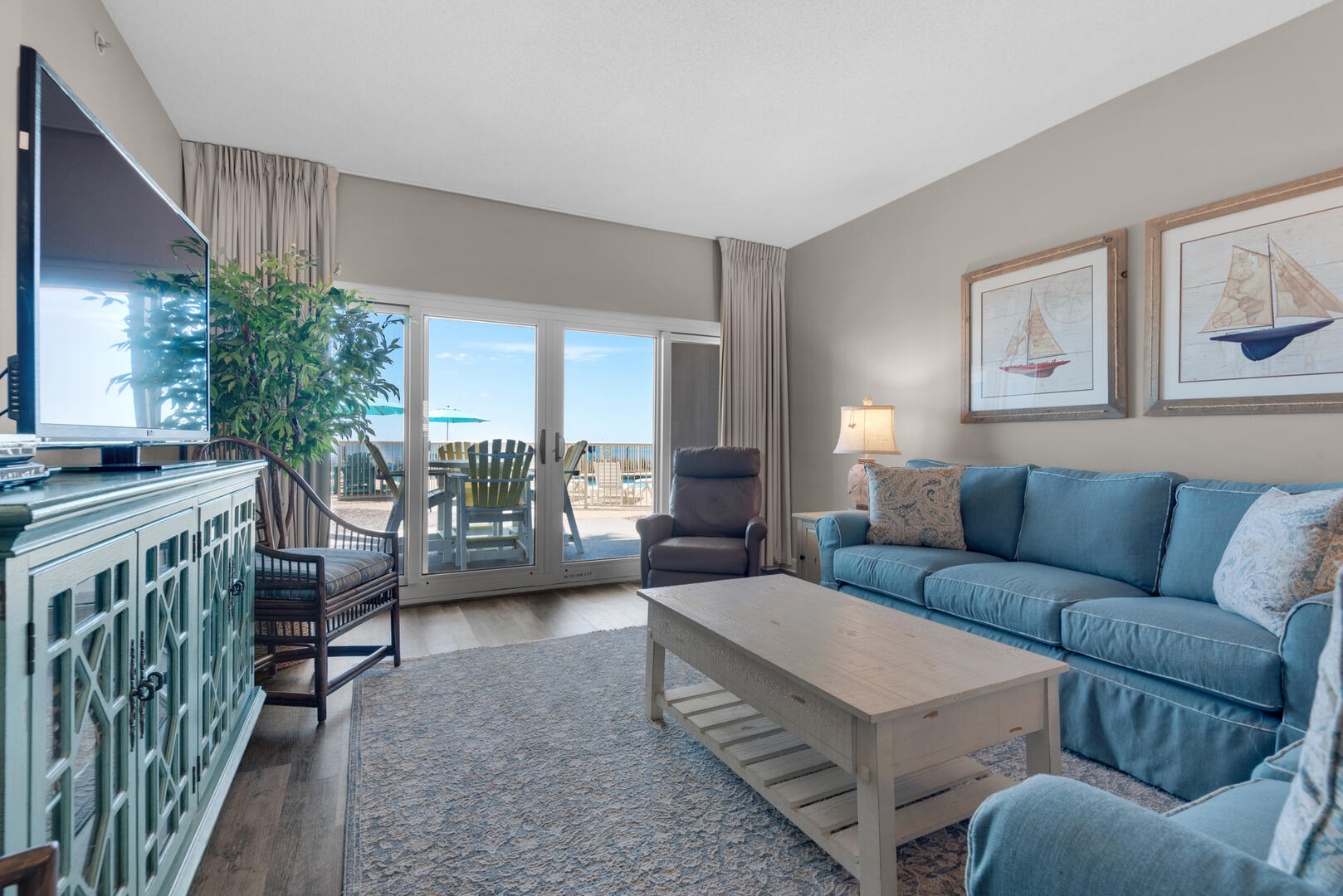 Living Area w/Gulf Front View