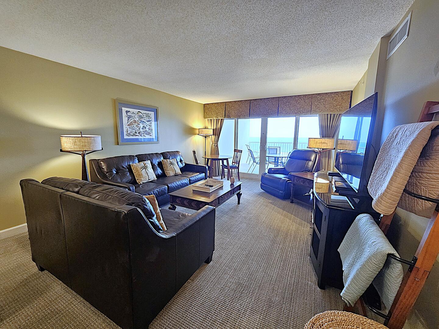 Living Area w/Beachfront View