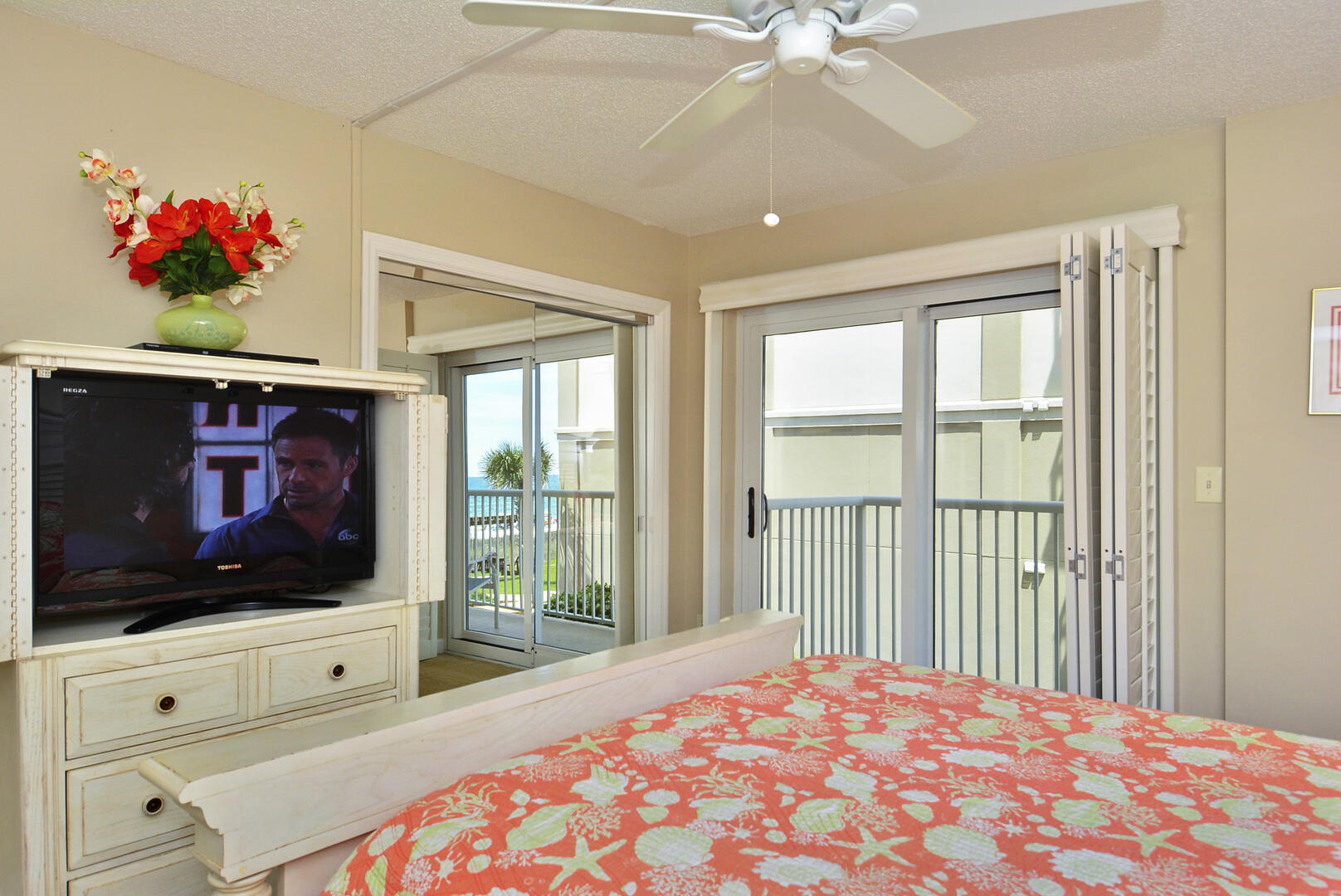 Middle Guest Bedroom w/Patio