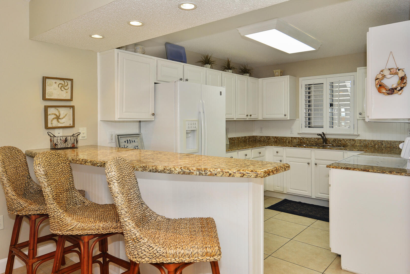 Breakfast Bar/Kitchen