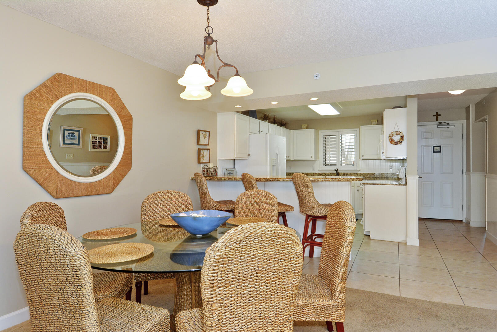 Dining Area w/Breakfast Bar