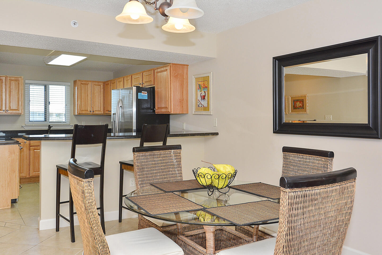 Dining Area w/ Breakfast Bar