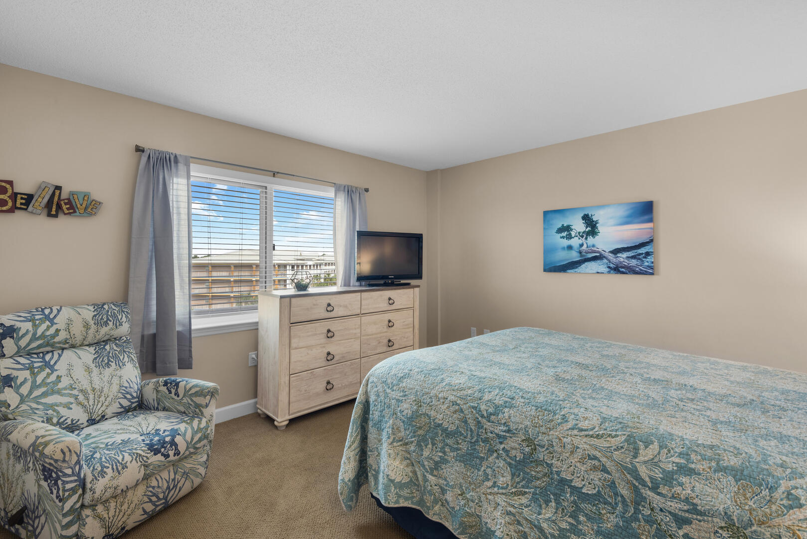 Front Guest Bedroom w/Queen Bed