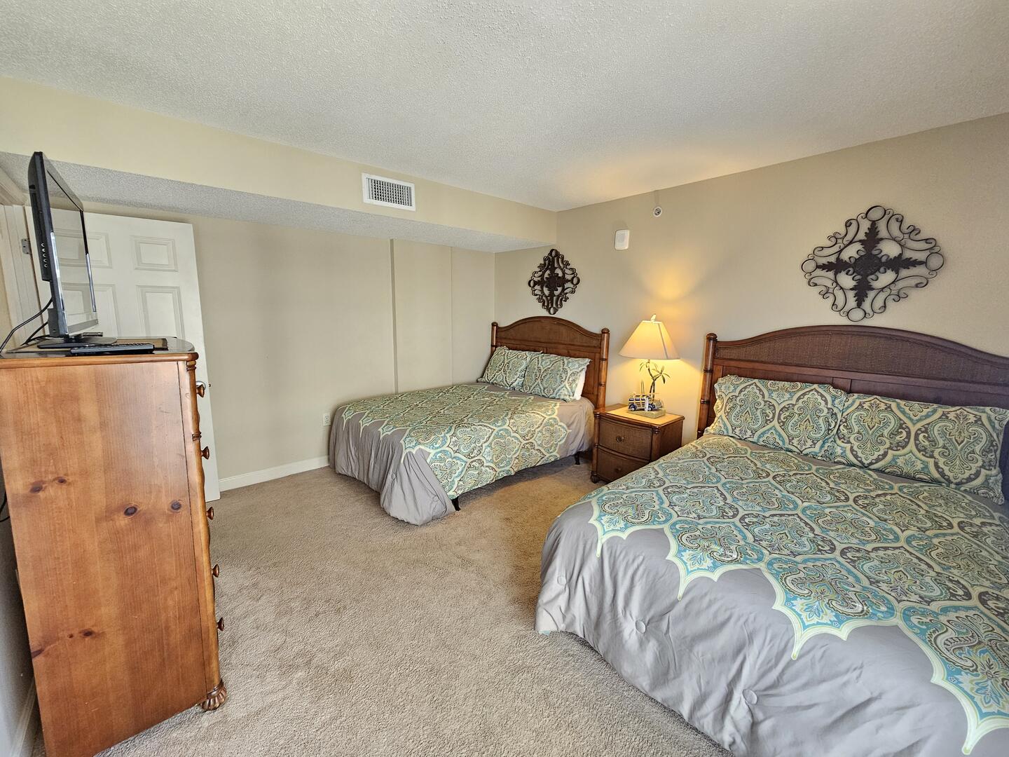 Middle Guest Bedroom w/2 Full Beds