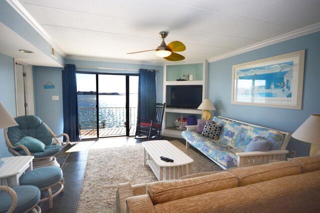 PORT OF CALL 2B-LIVING AREA