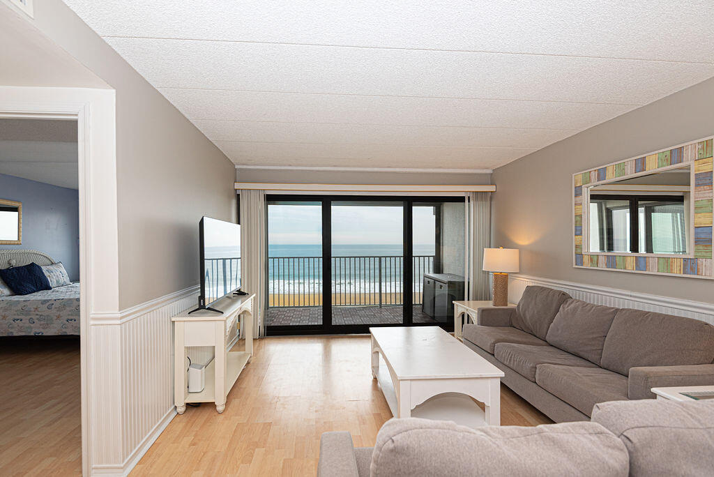 LIVING-AREA-OCEANA I-304-OCEAN-CITY