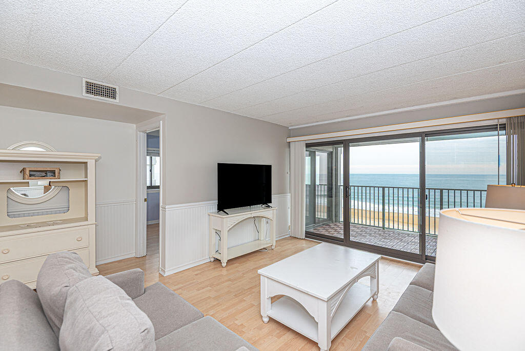 LIVING-AREA-OCEANA I-304-OCEAN-CITY