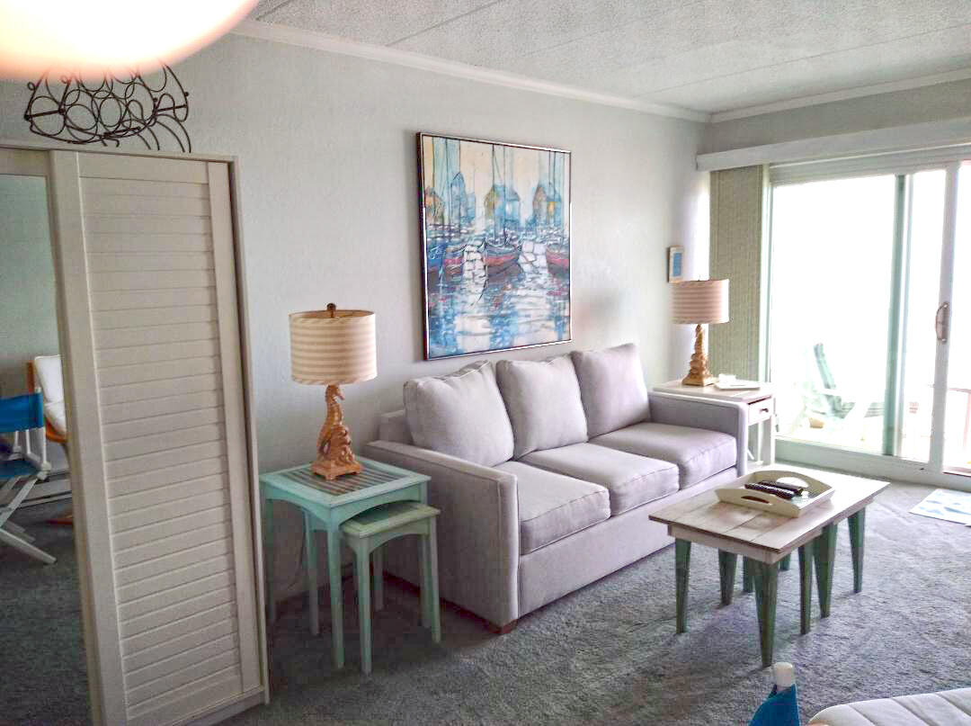Barefoot-Country-406-LIving-Area