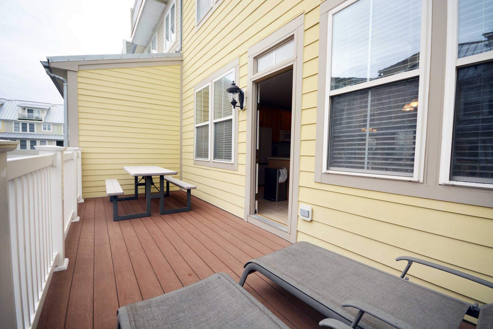 SUNSET ISLAND 23 BALONCY OFF OF KITCHE