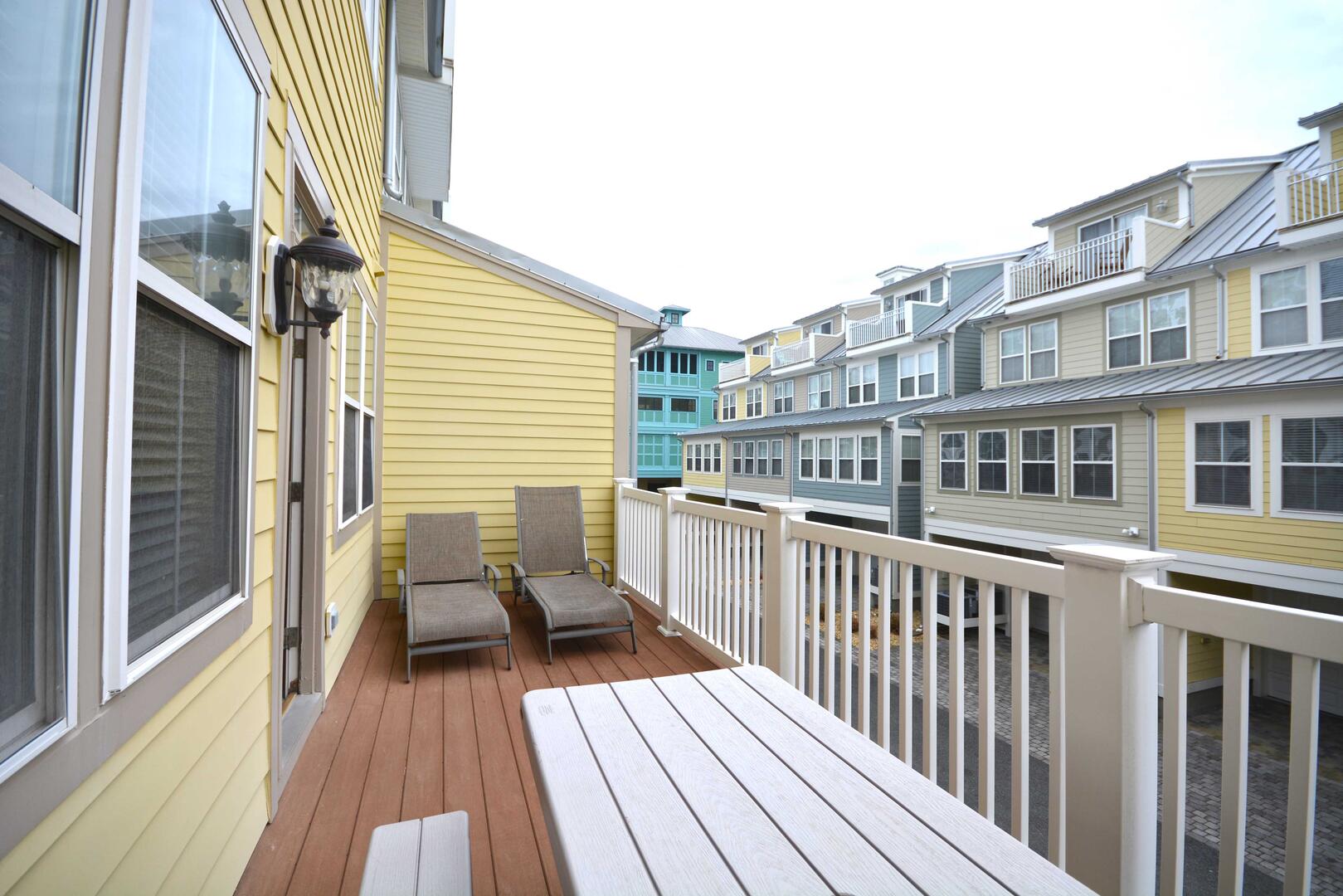 SUNSET ISLAND 23 BALONCY OFF OF KITCHE