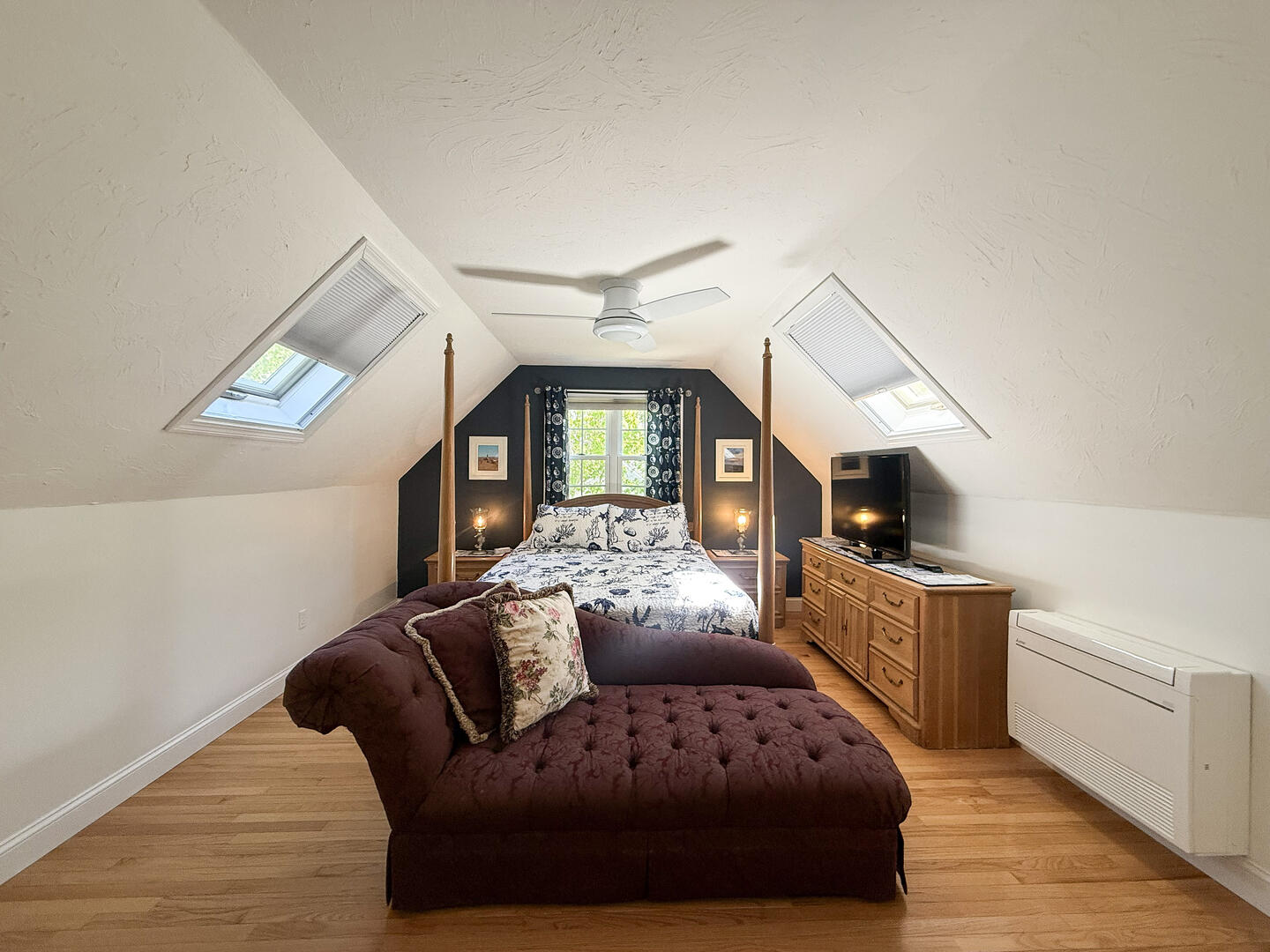 BR2 Queen, Second Floor