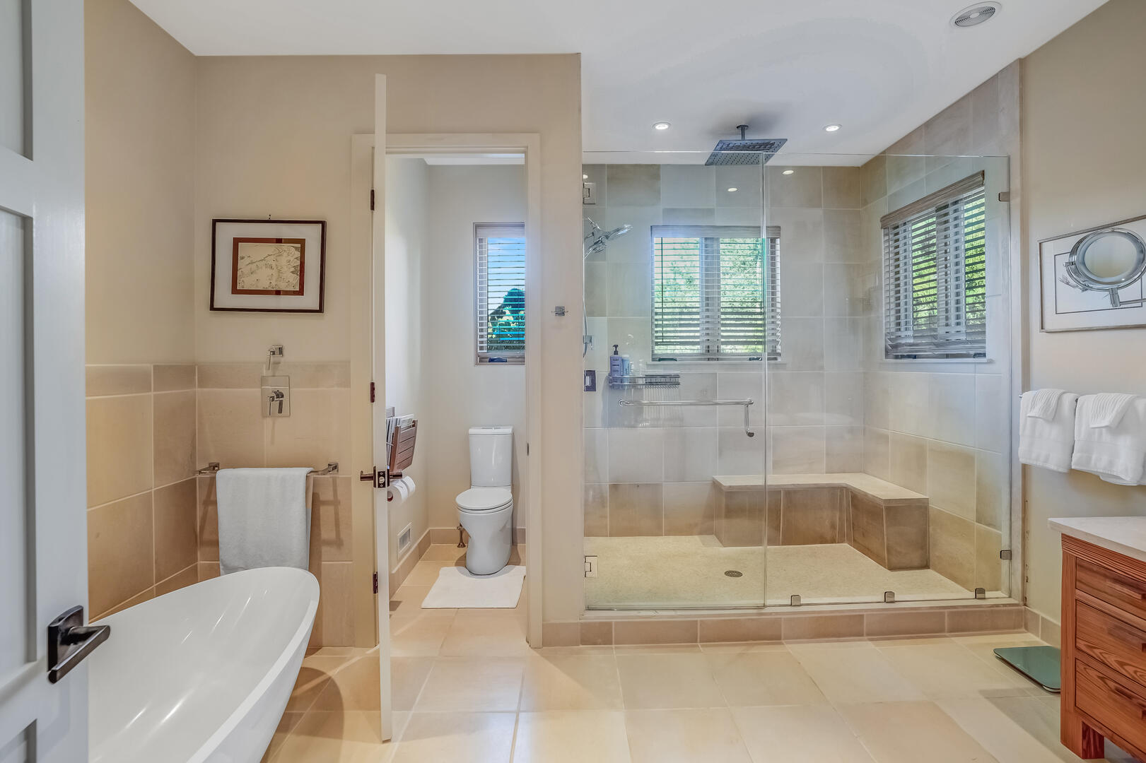 BR1 King En Suite with Shower Stall and Soaking Tub, First Floor