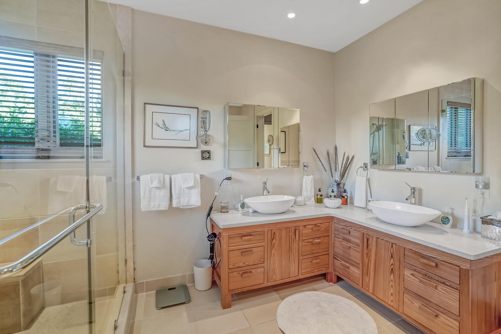 BR1 King En Suite with Shower Stall and Soaking Tub, First Floor