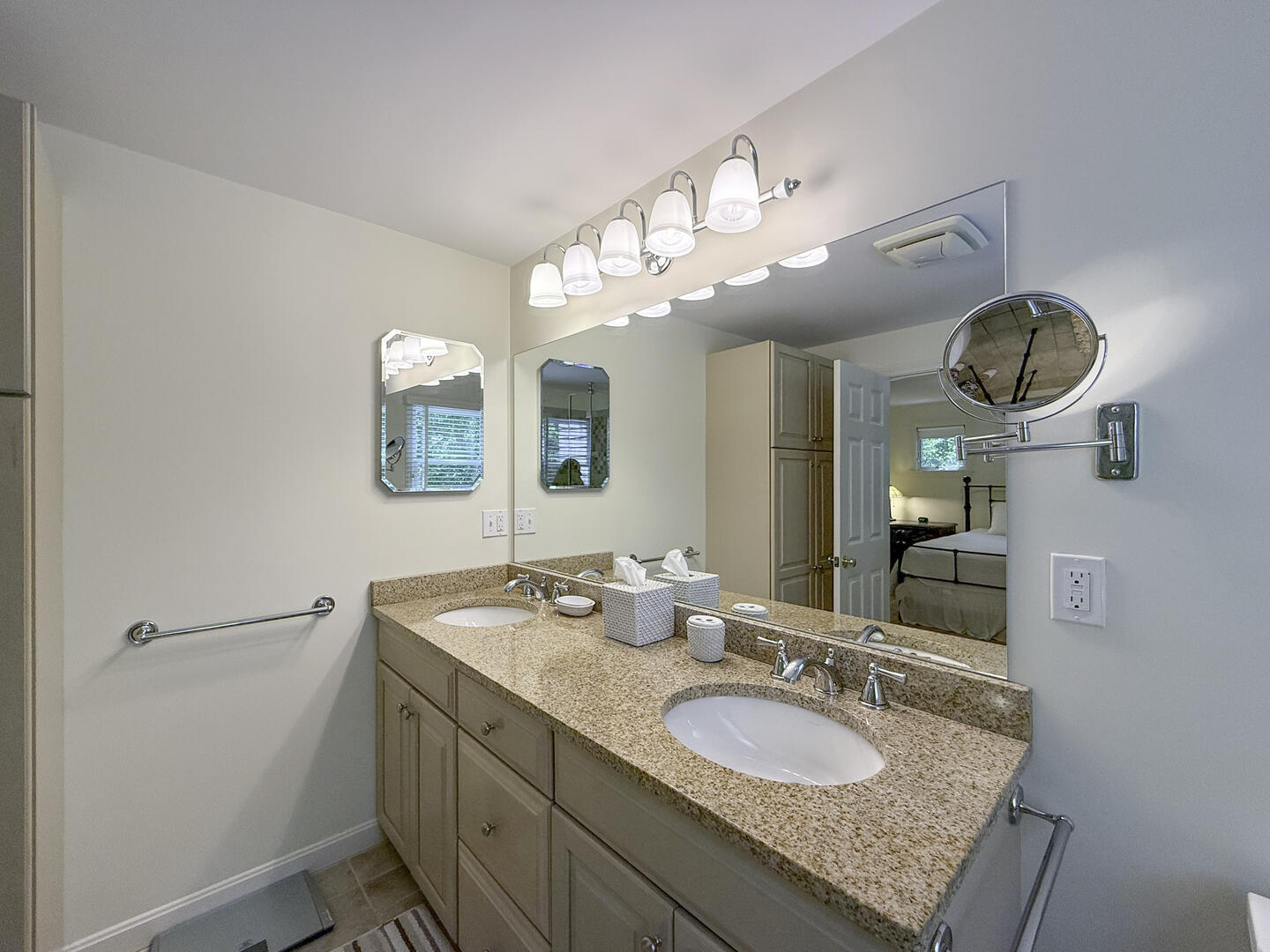 BR1 King En Suite with Shower Stall, First Floor