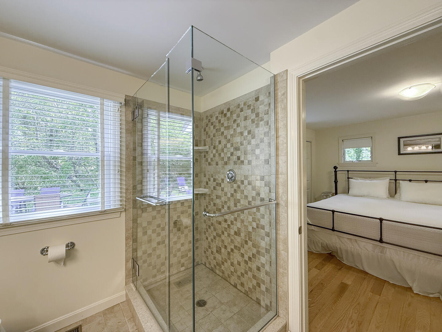 BR1 King En Suite with Shower Stall, First Floor