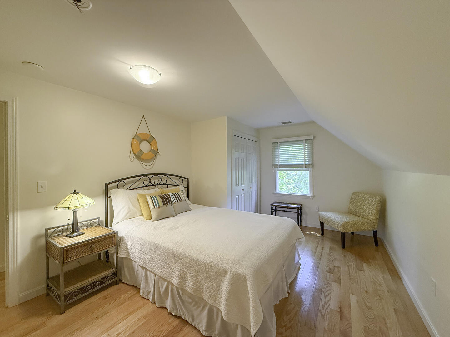 BR2 Queen, Second Floor