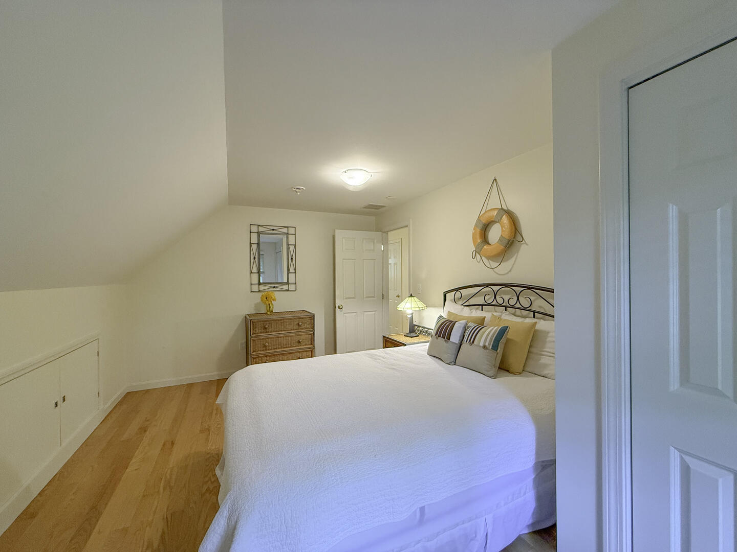 BR2 Queen, Second Floor